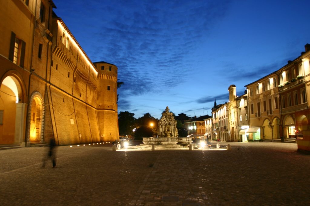 Cesena Piazza del Popolo di notte Guida Turistica Romagna